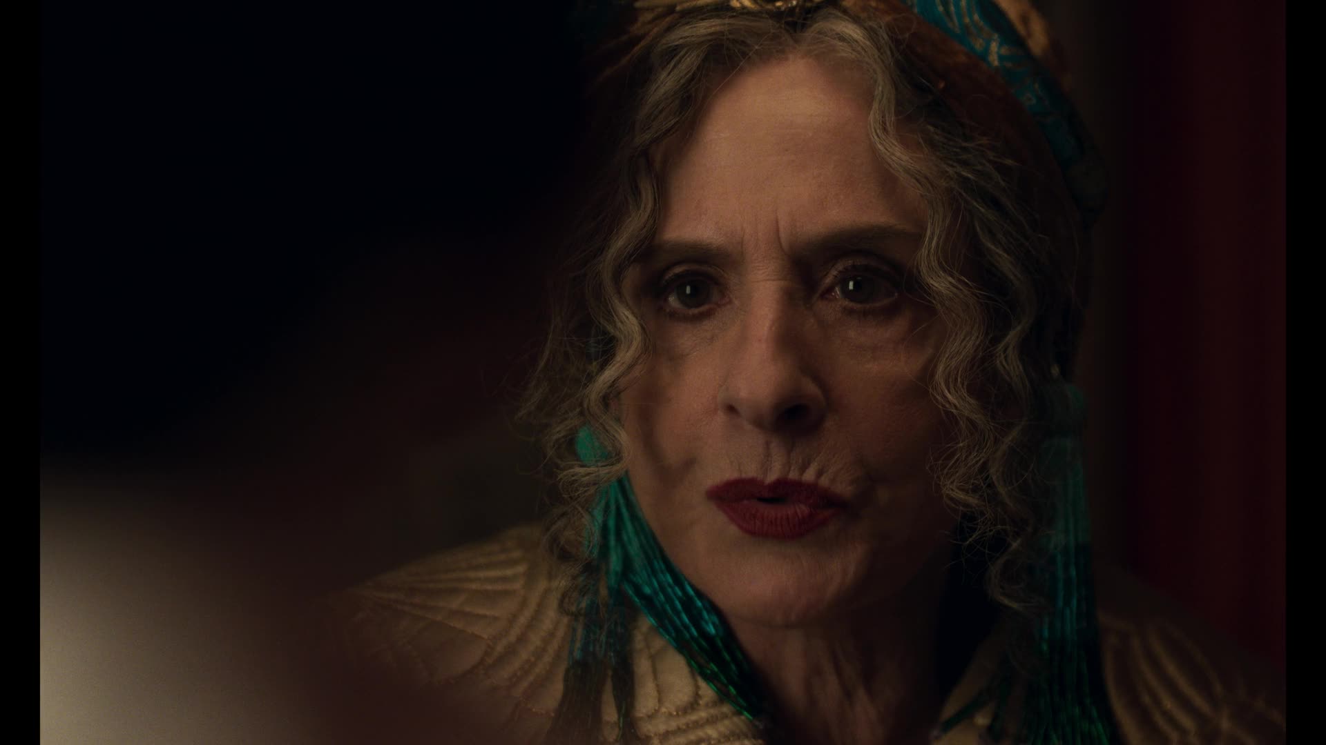 Agatha Za vším schovaná S01E06 09 2024 CZ dab Kdo na tvé straně stál mkv