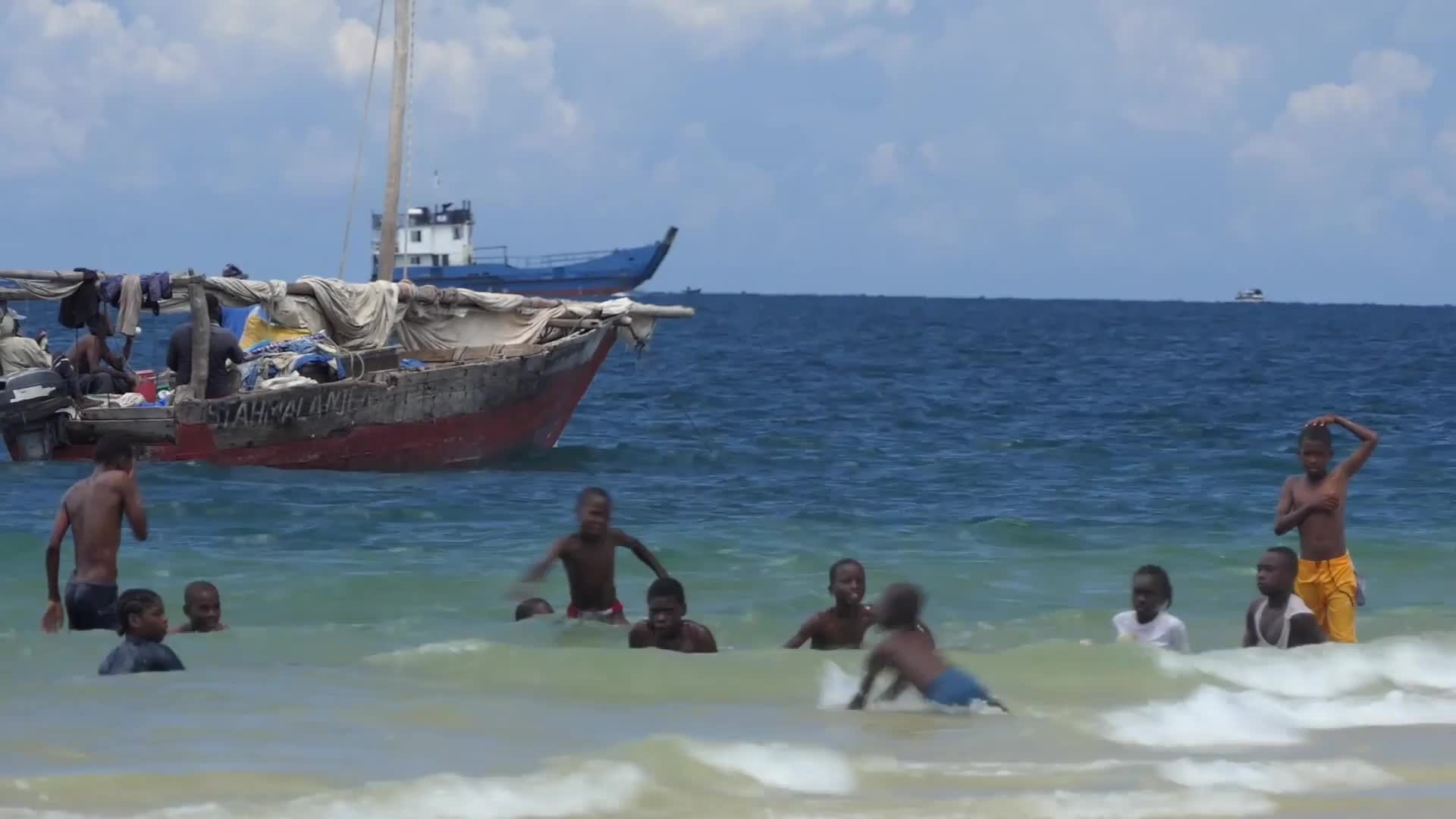 Busny Bonusy S01E20 28 2017 CZ dab 1080p Zanzibar Muslimská země se svobodou alkoholu, ale pozor, lahev na stole nesmí stát, jen ležet! mp4