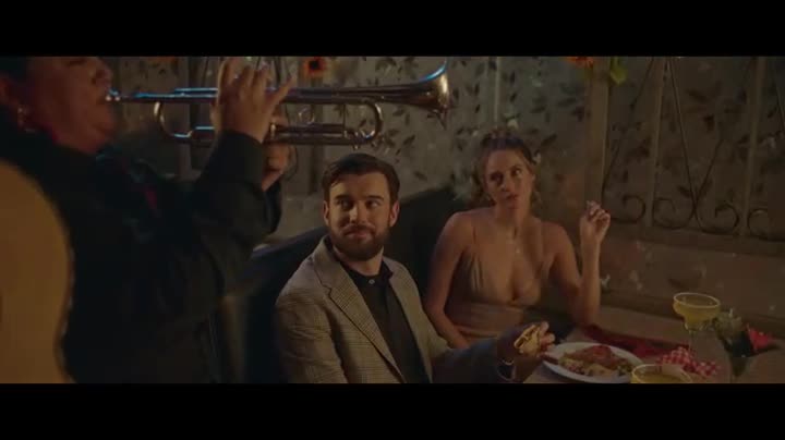 Roboti (Shailene Woodley, Jack Whitehall, Paul Rust 2023 Komedie Romantický Sci Fi Bdrip 1080p ) Cz dabing mp4