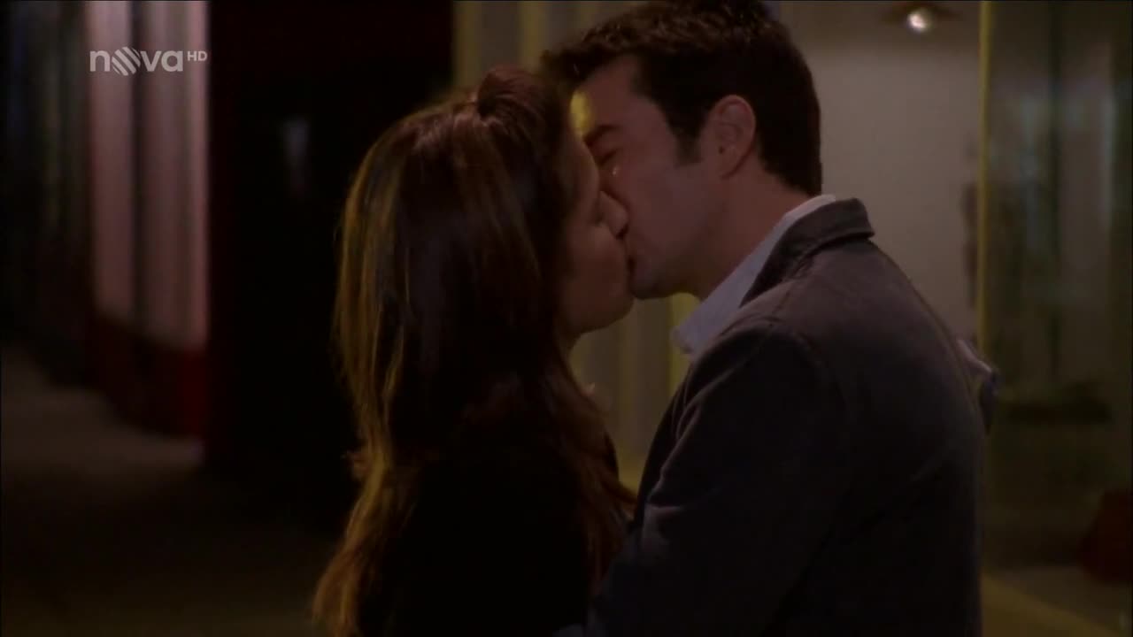 Milenci z pizzerie (2005) HD CZ sestřih romantických scén Joe (Eyal Podell) a Gina (Shiri Appleby).mp4