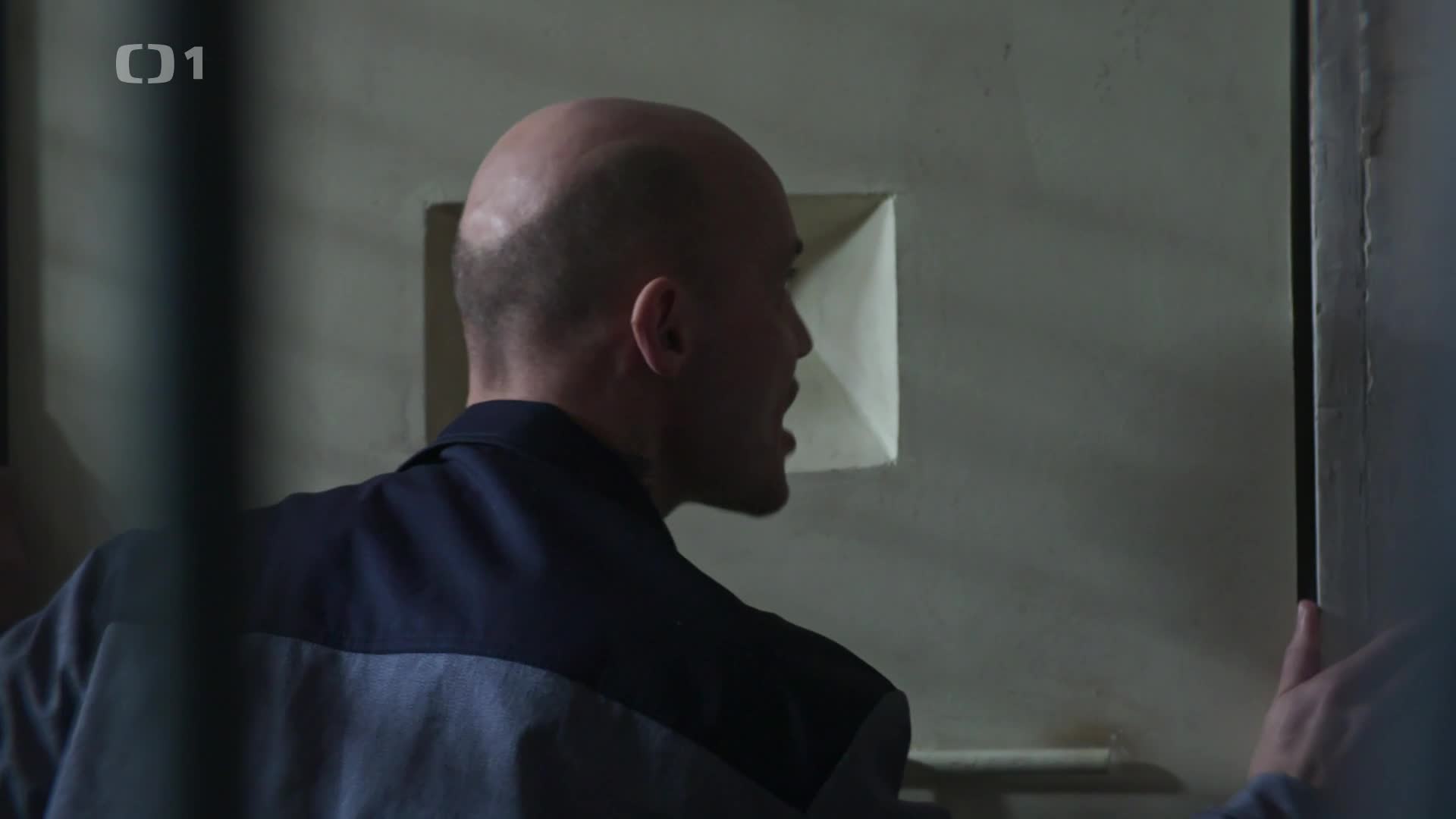 Stíny v mlze S01E01 Klec mkv