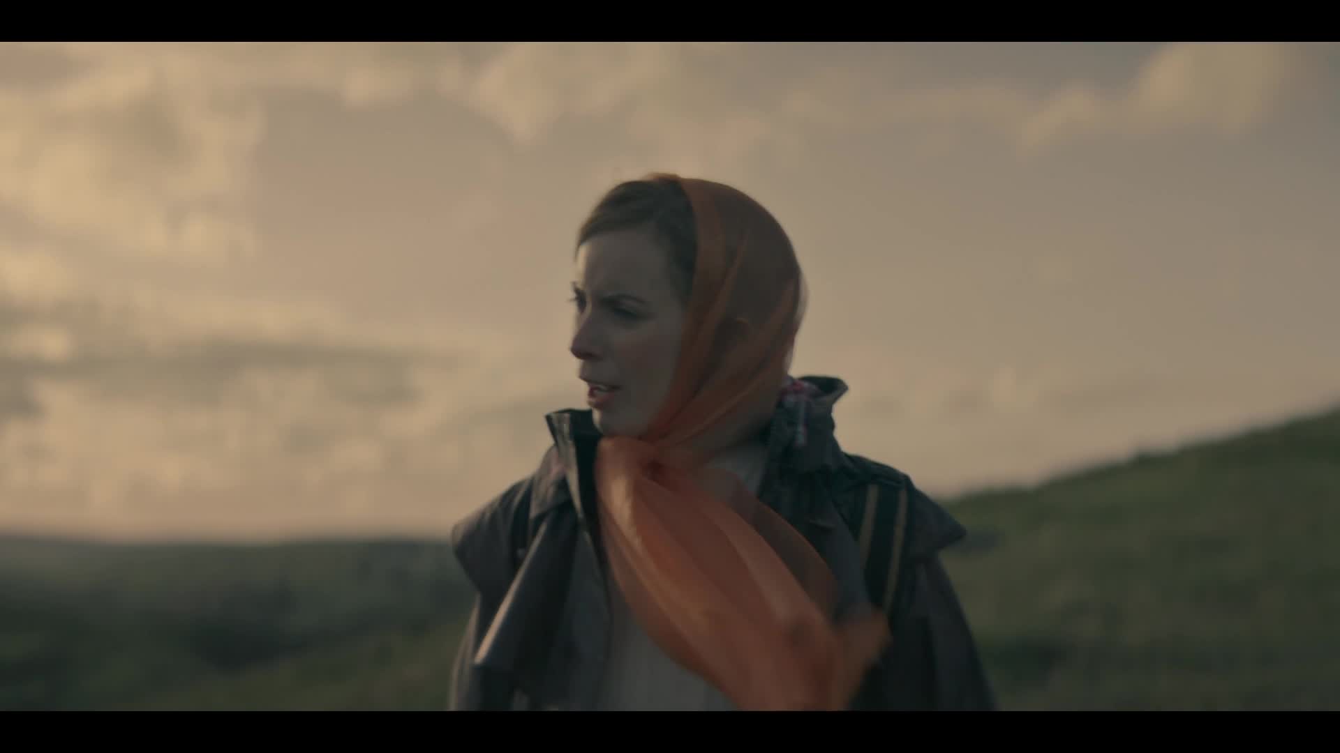 Kdo se modlí, neshoří   Everyone Else Burns S01E01 CZ dabing HD 1080p mkv