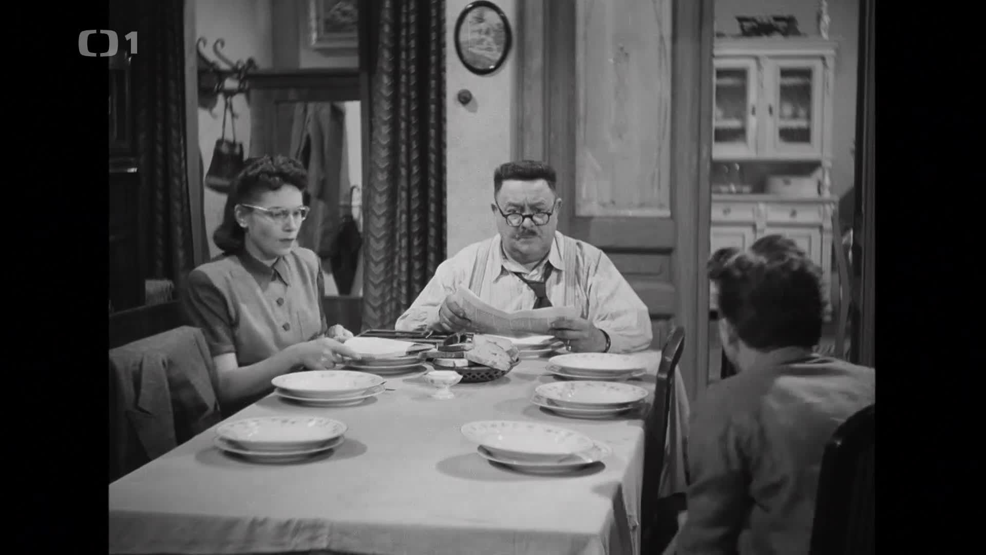 1949 Rodinné trampoty oficiála Tříšky (ČSR 1949 čb) mp4