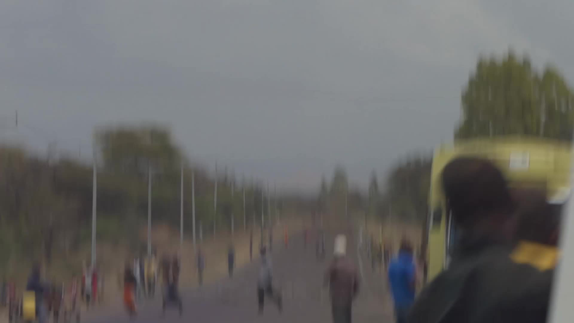 Busny S01E13 26 2017 CZ dab 1080p Všechno je jednou poprvé Busík na rovníku, první africké safari a první občanské nepokoje mp4