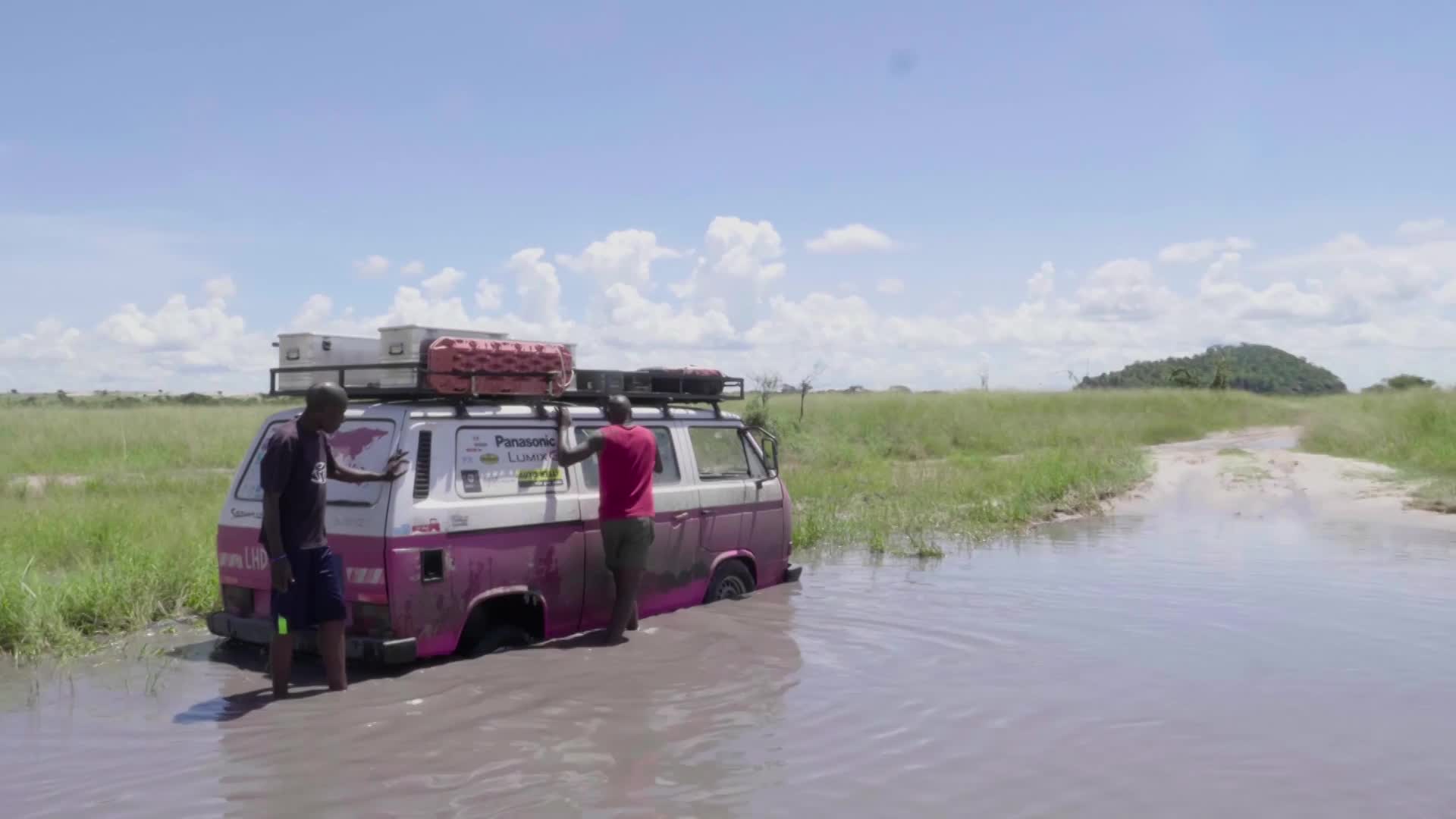 Busny S01E24 26 2017 CZ dab 1080p Proč je v Botswaně ilegální táhnout auto na laně mp4