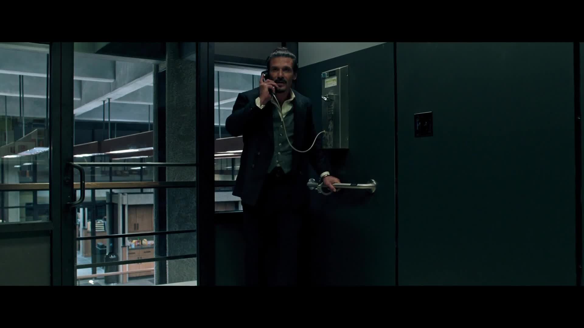 V obležení (Gerard Butler, Frank Grillo, Alexis Louder 2021 Akční Thriller Bdrip 1080p ) Cz dabing mkv