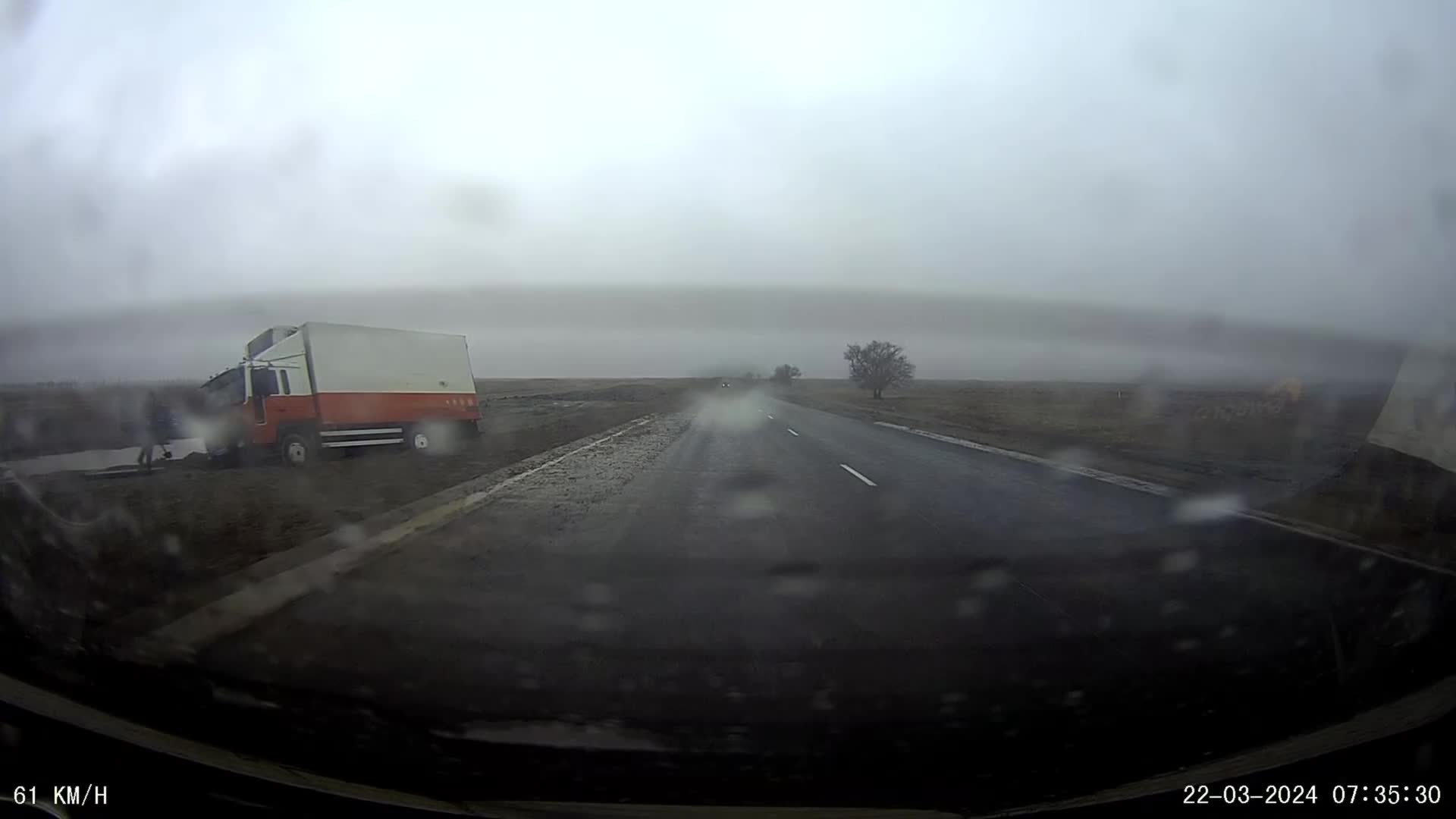 Nadoraz OJMJAKON S01E20 27 2024 SK dab 1080p Utopili sme feldu pod piesočnou dunou ! mp4