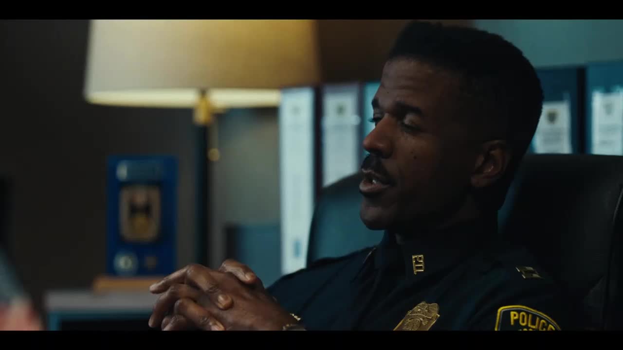 Starosta Kingstownu Série 1 Jako pavouk (Jeremy Renner,Taylor Handley,Dianne Wiest 2021 Thriller Krimi Dráma Bdrip 1080p ) en+Cz dabing en+Cz Sk titulky mp4