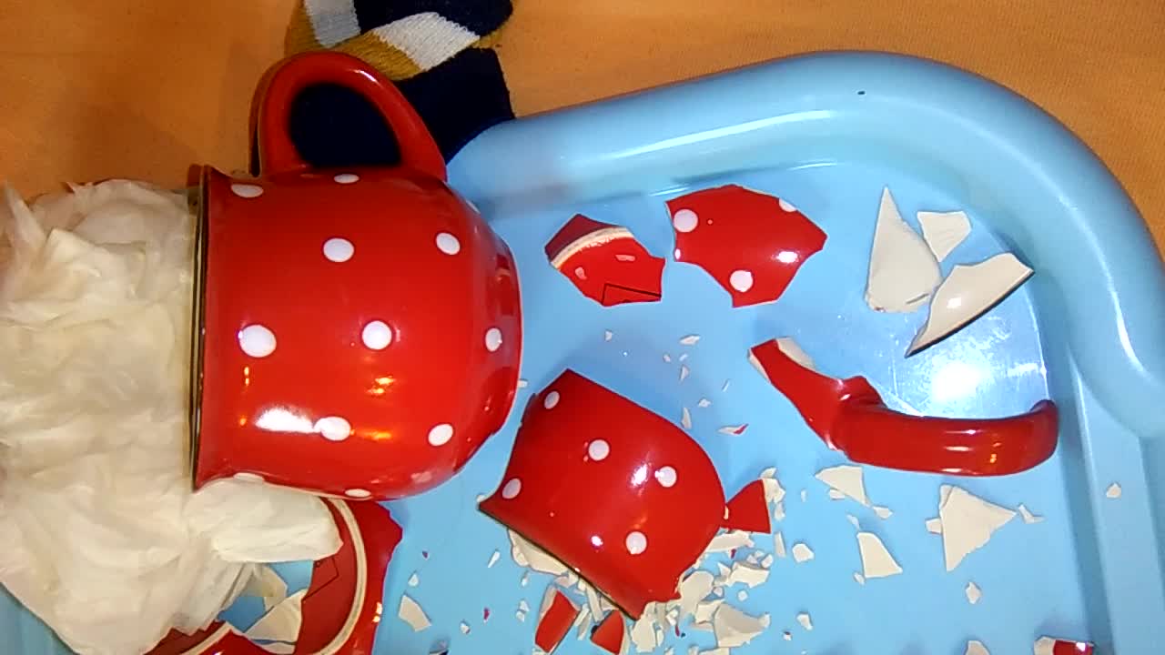 Jedna skleněná věc rozbitá princeznou Mariankou dne 26 listopadu 2020 (2) mp4
