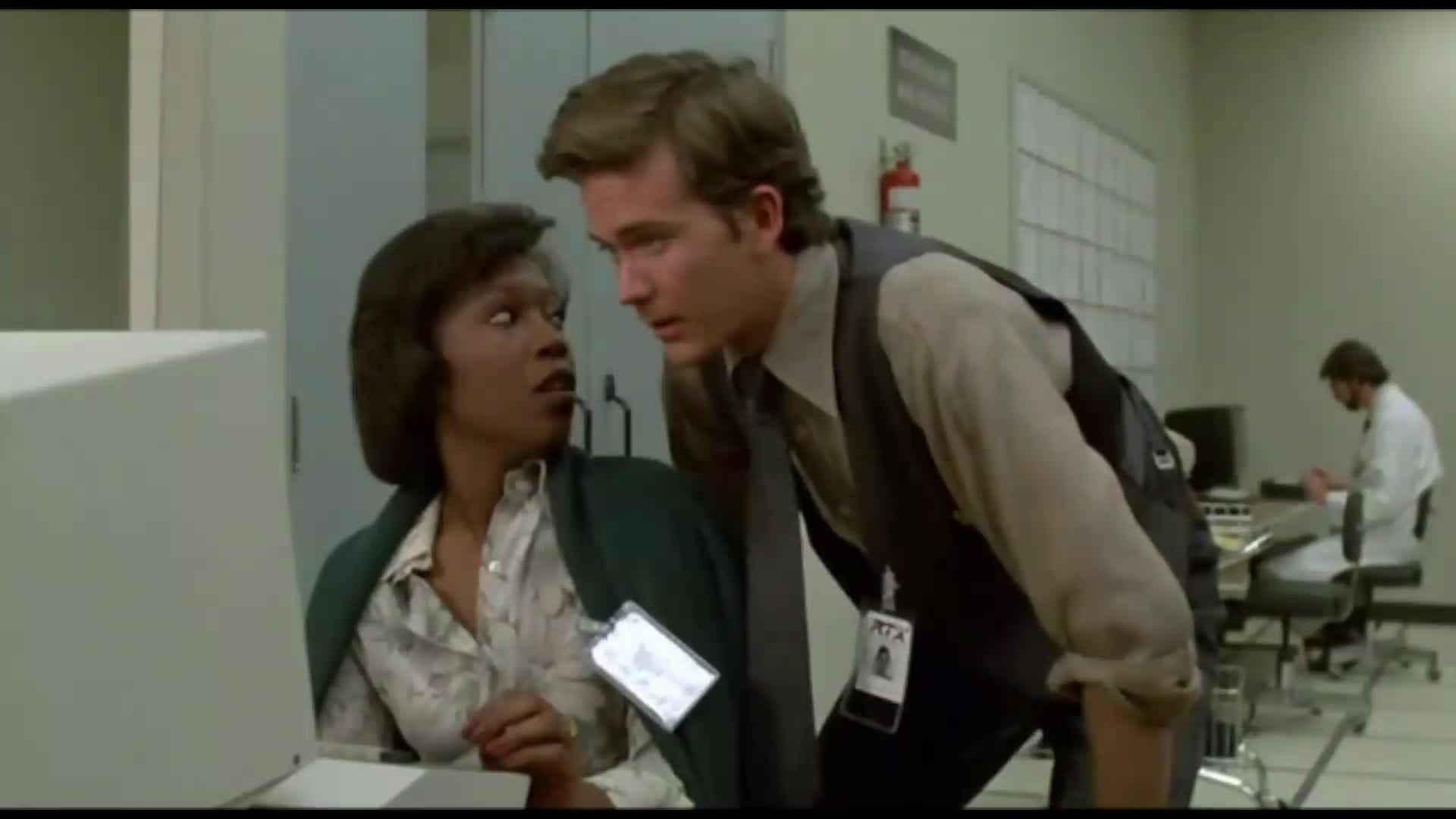 Dravec a feťák (Timothy Hutton, Sean Penn, Pat Hingle 1985 Drama Thriller Bdrip 1080p ) Cz dabing mp4