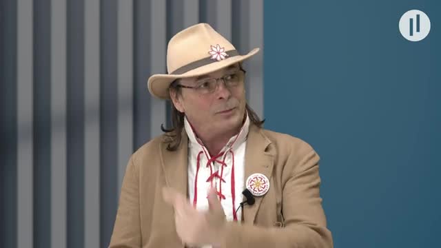 Zrušit strany a zavést výběr zástupců „odspodu“ – od obcí až po národní úroveň mp4