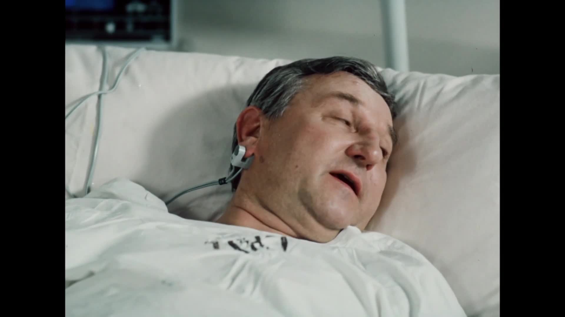 Všichni musí být v pyžamu {1984} komedie 1080p mkv