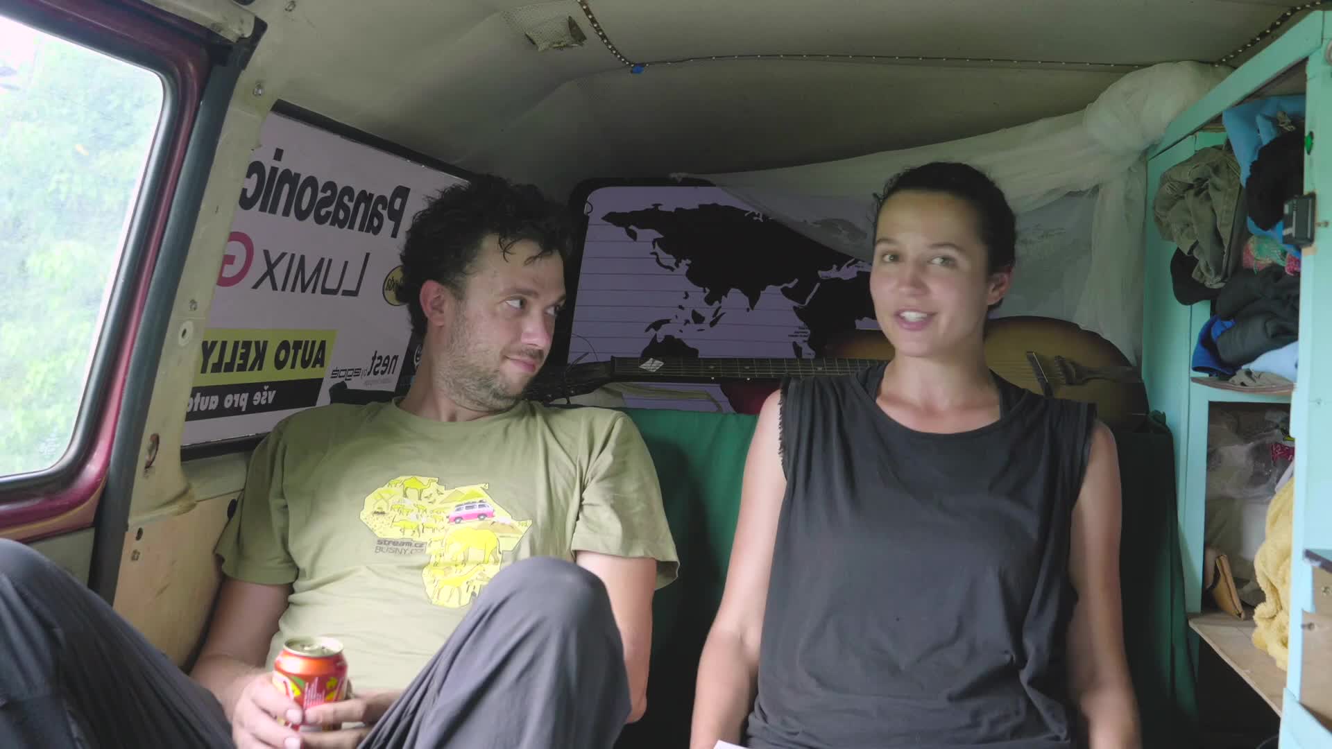 Busny Bonusy S01E24 28 2017 CZ dab 1080p Hurá do Mosambiku! Dá se tu koupat v nejkrásnějším moři a radostně nakupovat v plných obchodech mp4