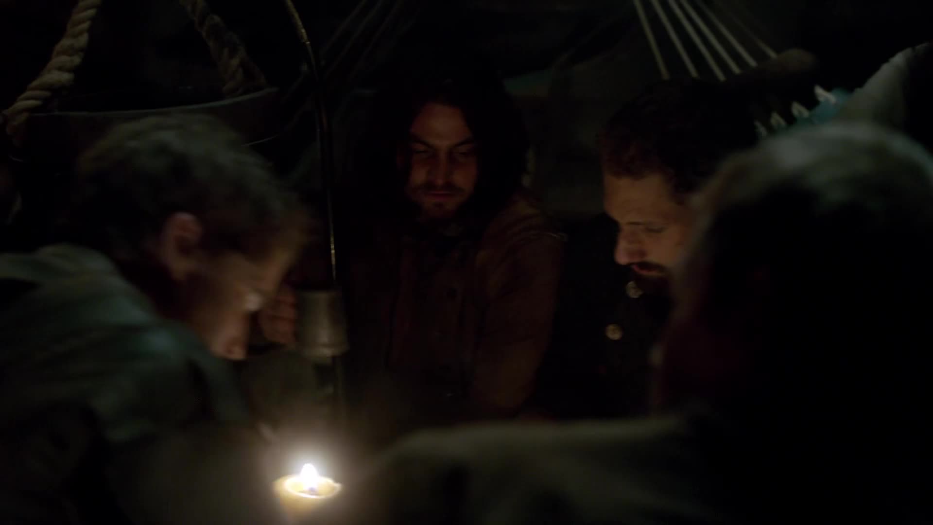 Pod černou vlajkou S02E08 10 2015 CZ dab 1080p Ozvěny minulosti mp4