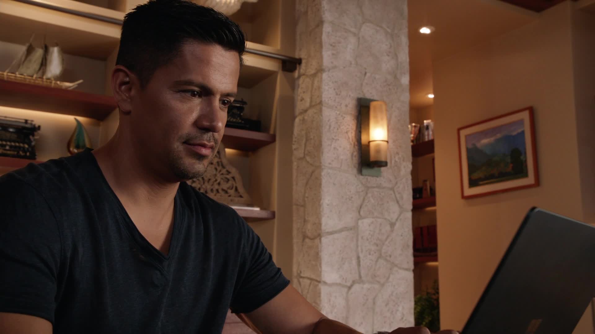 Magnum P I S01E07 20 2018 CZ dab 1080p Kočka, která křičela pozor, vlk mkv