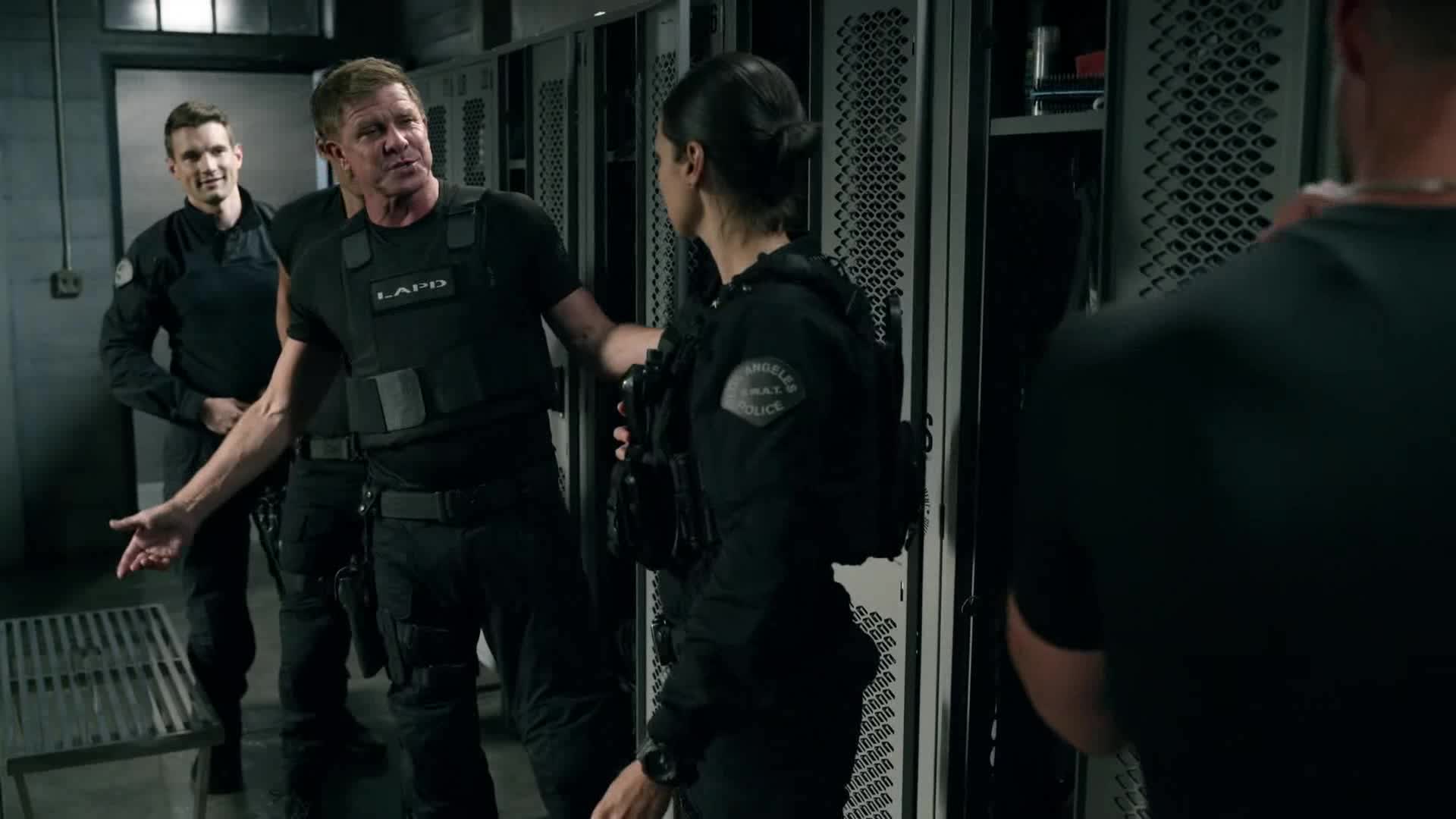 S W A T S03E01 Oheň na obloze mp4