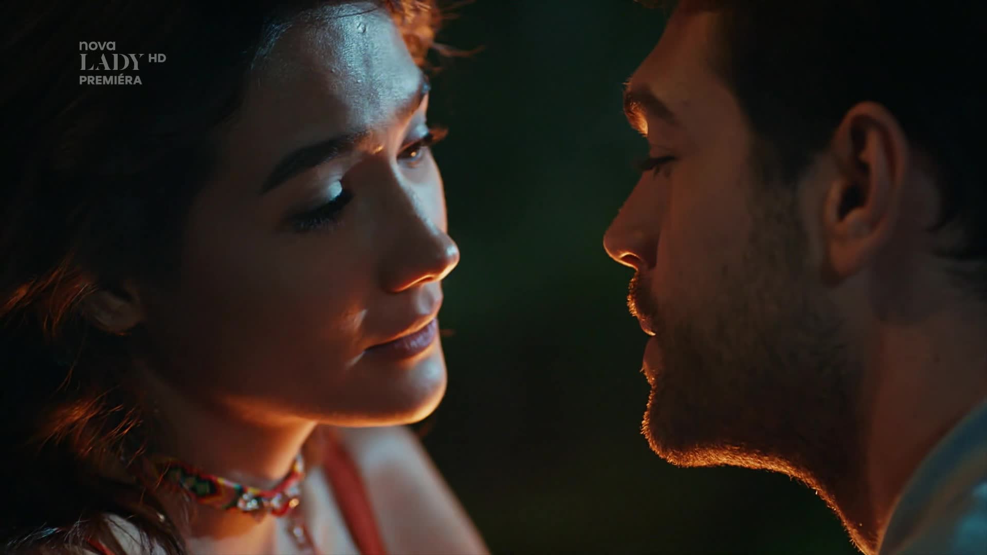 Na každém kroku E99 Demir a Selin sestřih seriálu romantické scény.mkv