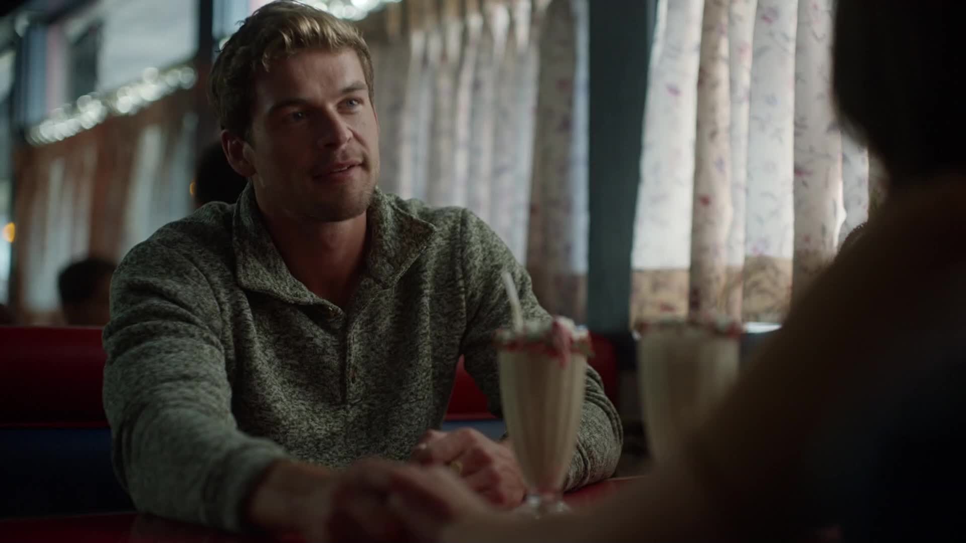Vánoce na hřebíku (A Carpenter Christmas Romance) Andrea (Sasha Pieterse) Seth (Mitchell Slaggert) sestřih romantických scén.mkv