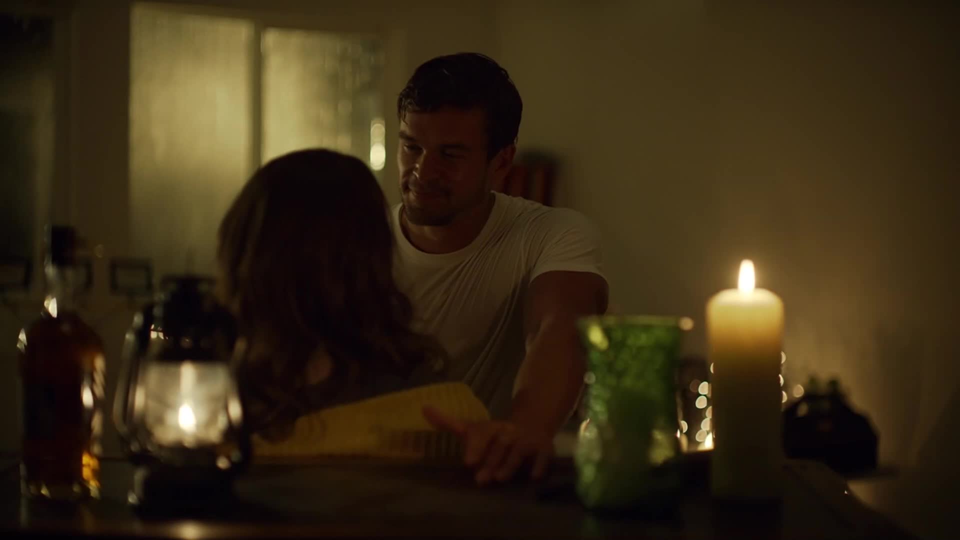 Vánoce na hřebíku (A Carpenter Christmas Romance) Andrea (Sasha Pieterse) Seth (Mitchell Slaggert) sestřih romantických scén.mkv
