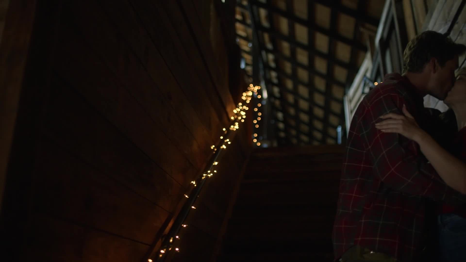 Vánoce na hřebíku (A Carpenter Christmas Romance) Andrea (Sasha Pieterse) Seth (Mitchell Slaggert) sestřih romantických scén.mkv