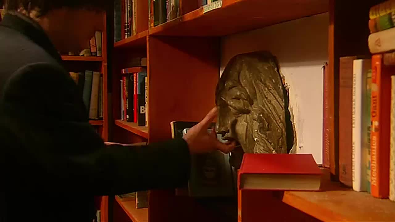 Černá kniha Black Books S03E01 Manny se vrací (2004) komedie czdab mp4