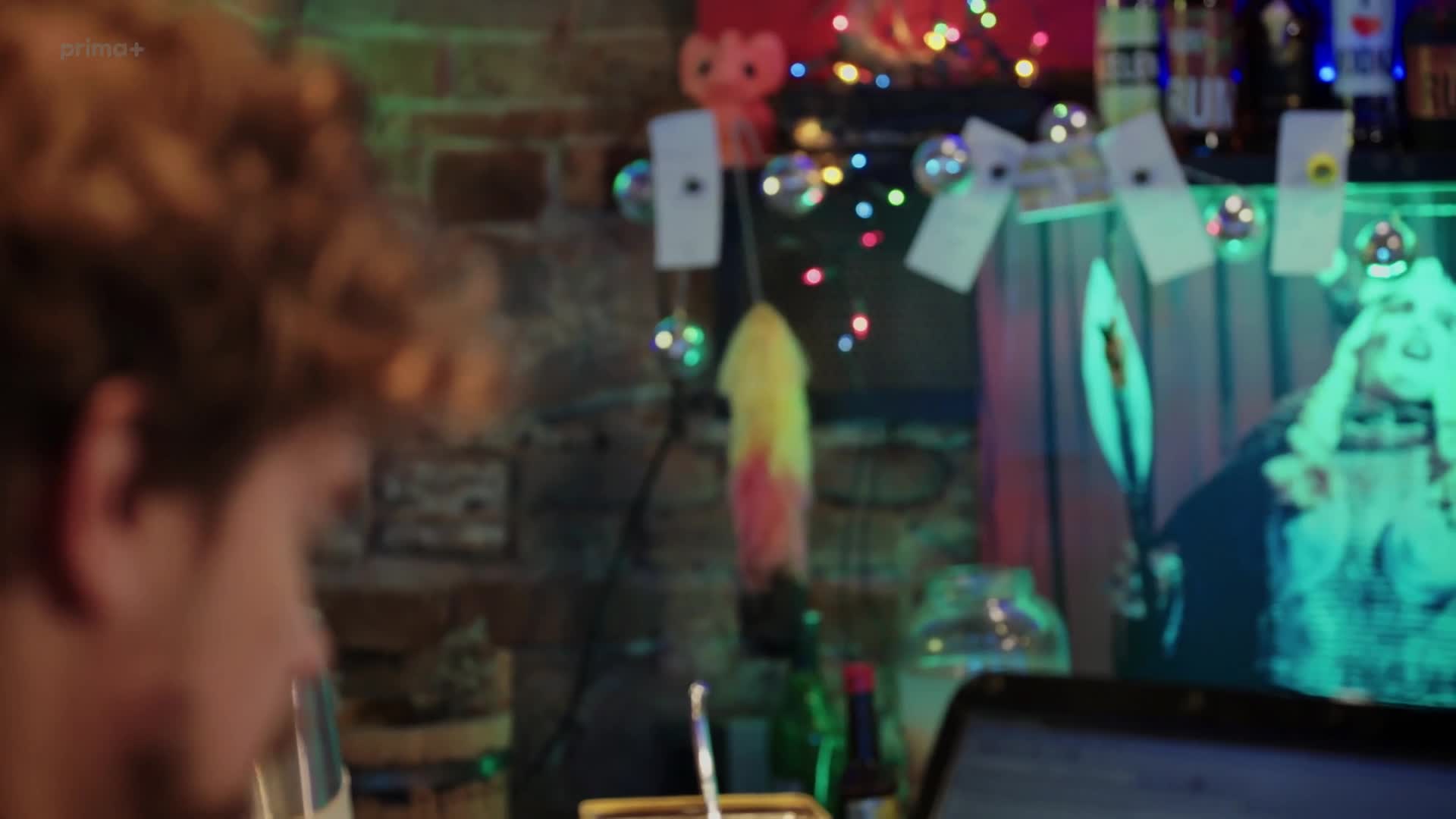 Po hlavě S01E09 {2020} komedie mkv