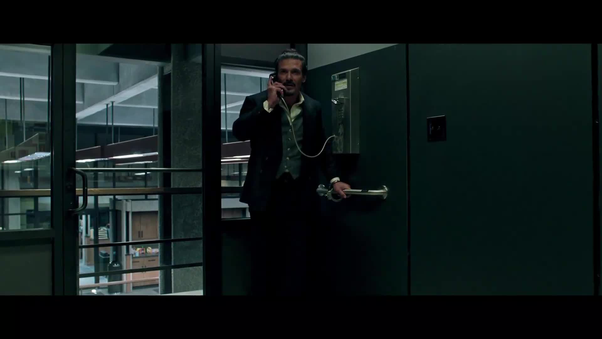 V obležení (Gerard Butler, Frank Grillo, Alexis Louder 2021 Akční Thriller Bdrip 1080p ) Cz dabing avi