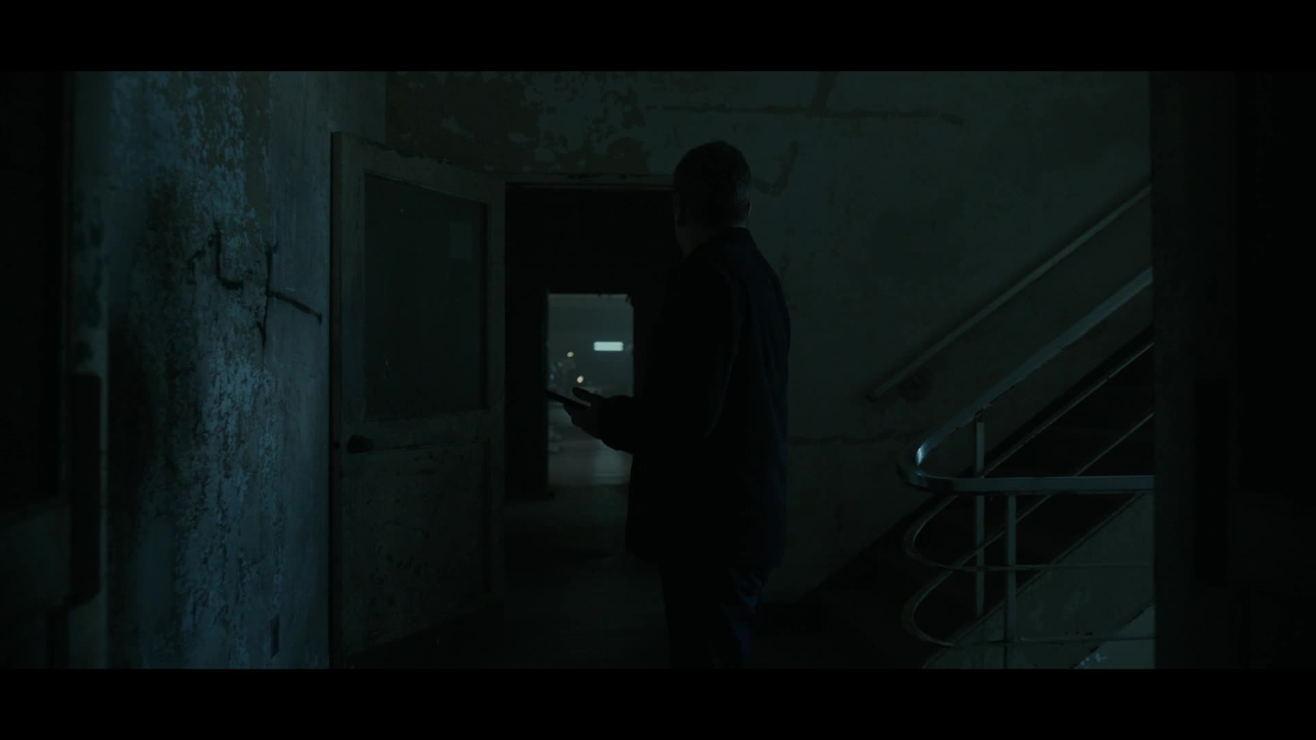 Králičí nora Člověk, kterého posloucháš (Kiefer Sutherland,Meta Golding,Enid Graham 2023 Akční Drama Thriller Bdrip 1080p ) Cz dabing mkv