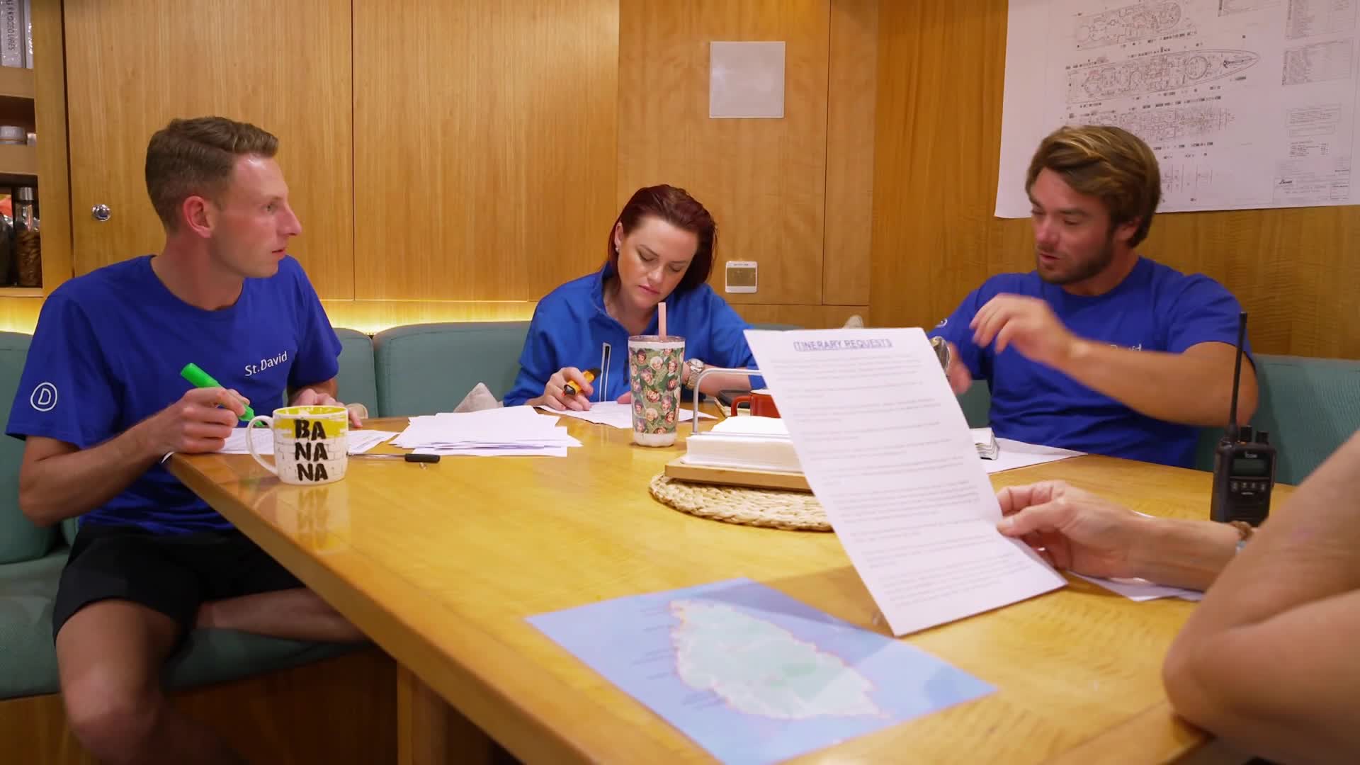 Život na jachtě S10E07 17 2022 CZ dab 1080p Snězte hlavní chod v sedmi různých řečích mp4