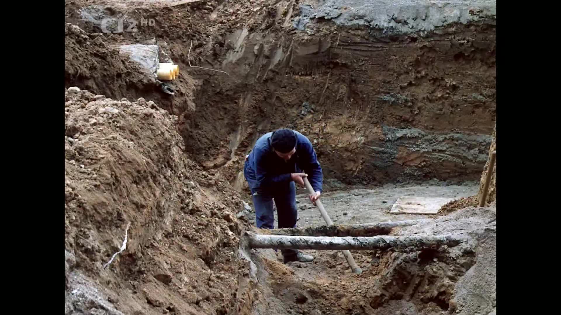 Panelstory aneb Jak se rodí sídliště {1979} komedie 1080p mkv