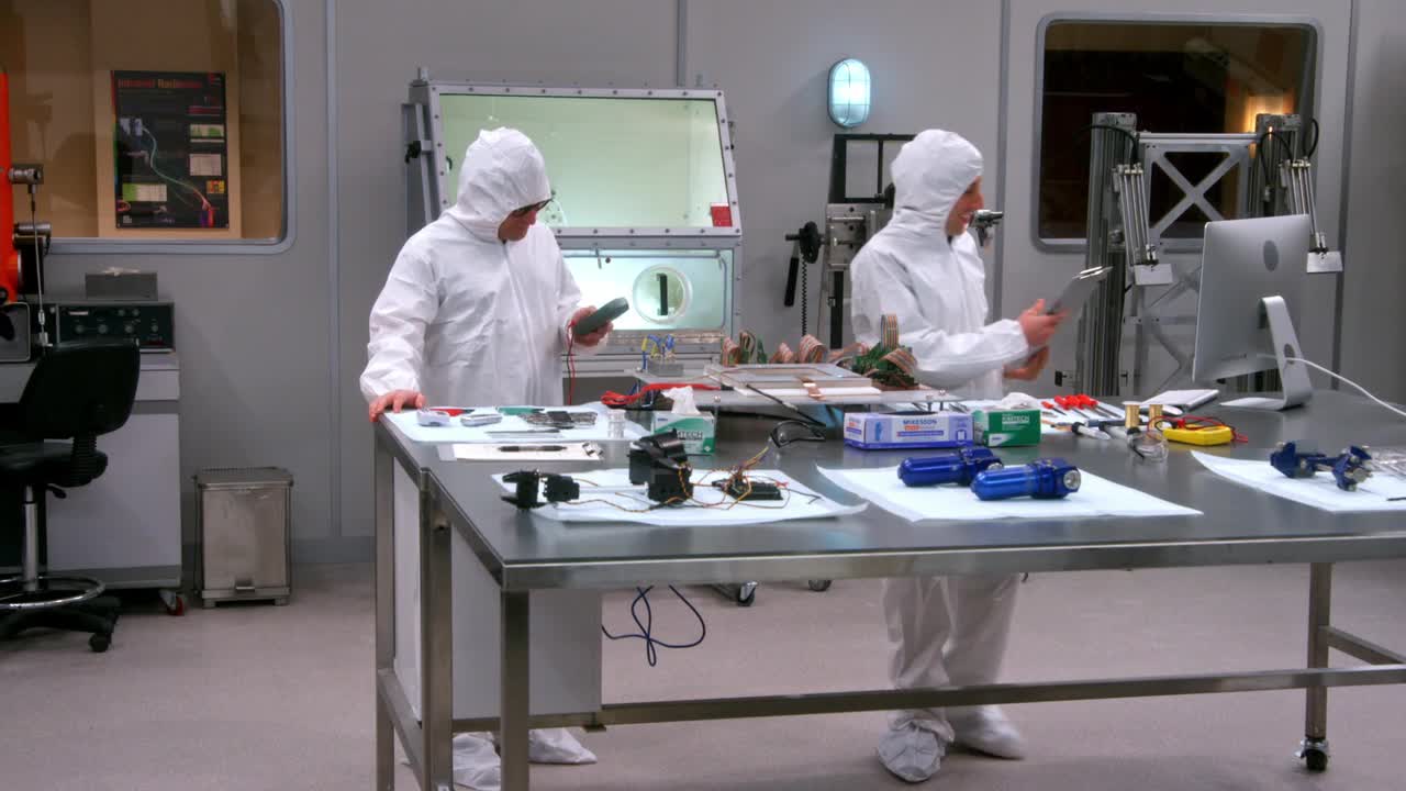 Teorie velkého třesku S08E11 24 2014 CZ dab 1080p Infiltrace sterilní místnosti mkv