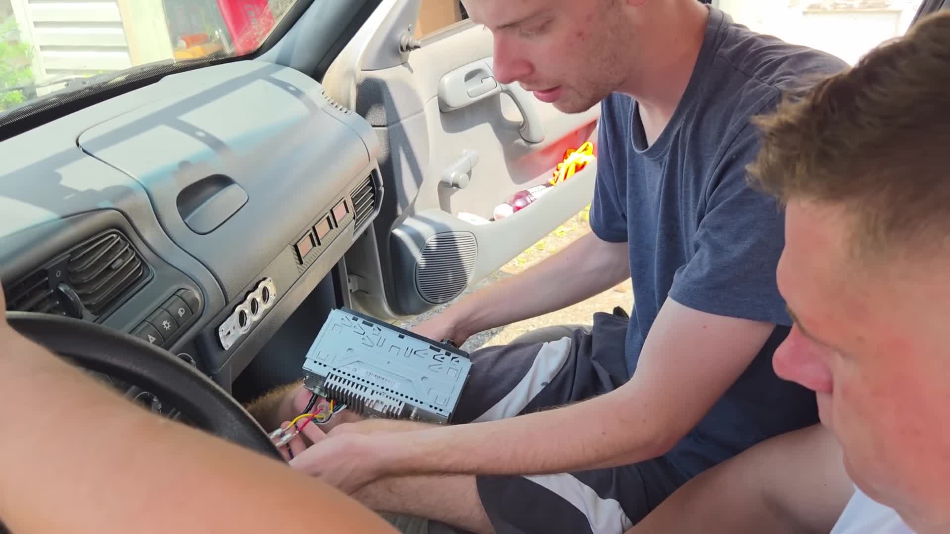 Nadoraz DEATH VALLEY S02E02 30 2025 SK dab 1080p Feliciou po New Yorku a Zombie Kensington street mp4