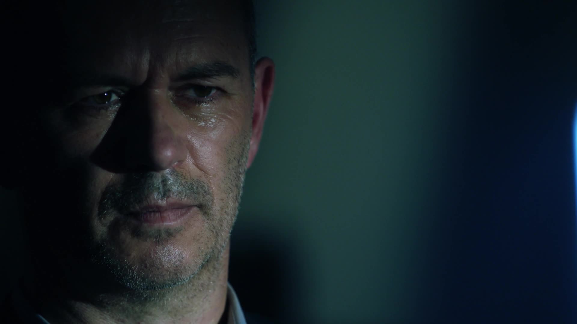 Magnum P I S04E08 20 2021 CZ dab 1080p Oheň v popelu mkv