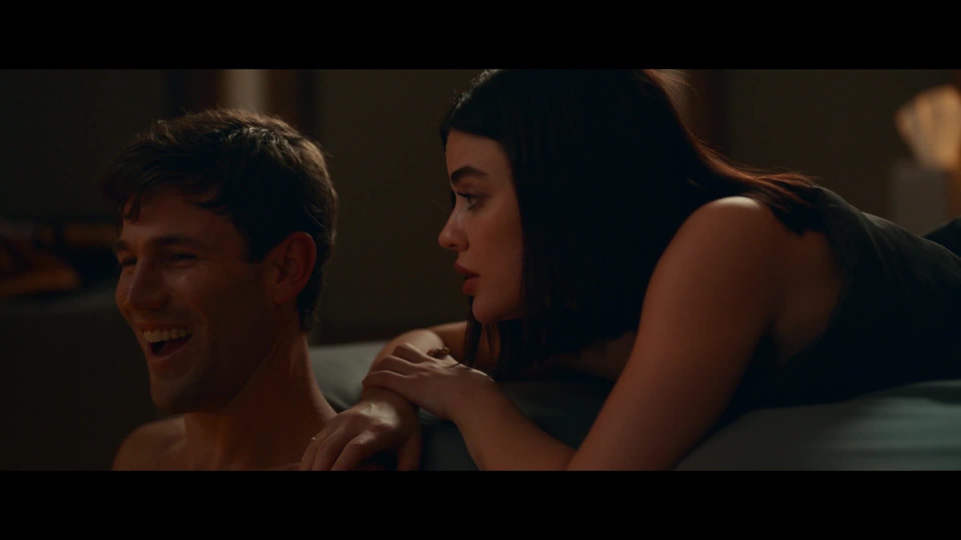 Nesnáším tě, lásko Austin Stowell Lucy Hale sestřih romantických scén filmu z roku 2021.mp4
